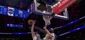 克塔起飞试图双手隔扣，斯图尔特正面拦截完成大帽拒绝